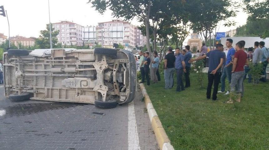 Besni’de 2 Minibüs Çarpıştı