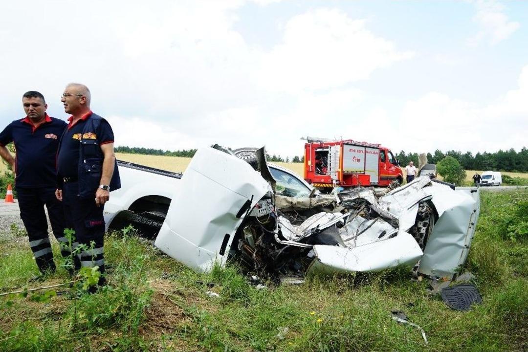 Pikap İle Otomobil &Ccedil;arpıştı: 1 &Ouml;l&uuml;, 1 Yaralı