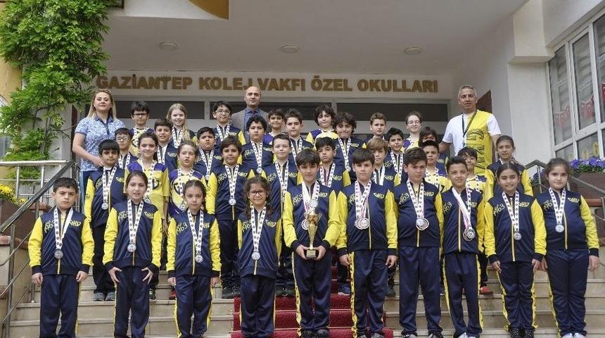 Gaziantep Kolej Vakfı Y&uuml;z&uuml;c&uuml;lerine Madalya Yağdı