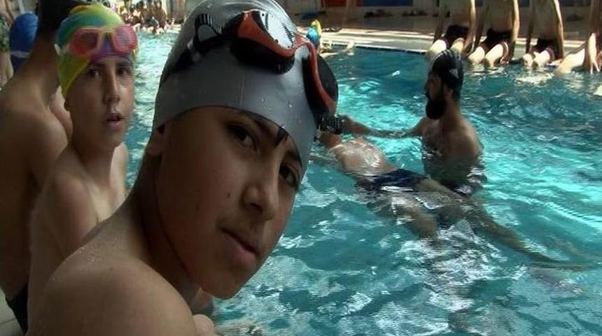 Polis Ağabeyleri Sayesinde Havuzla Tanıştılar