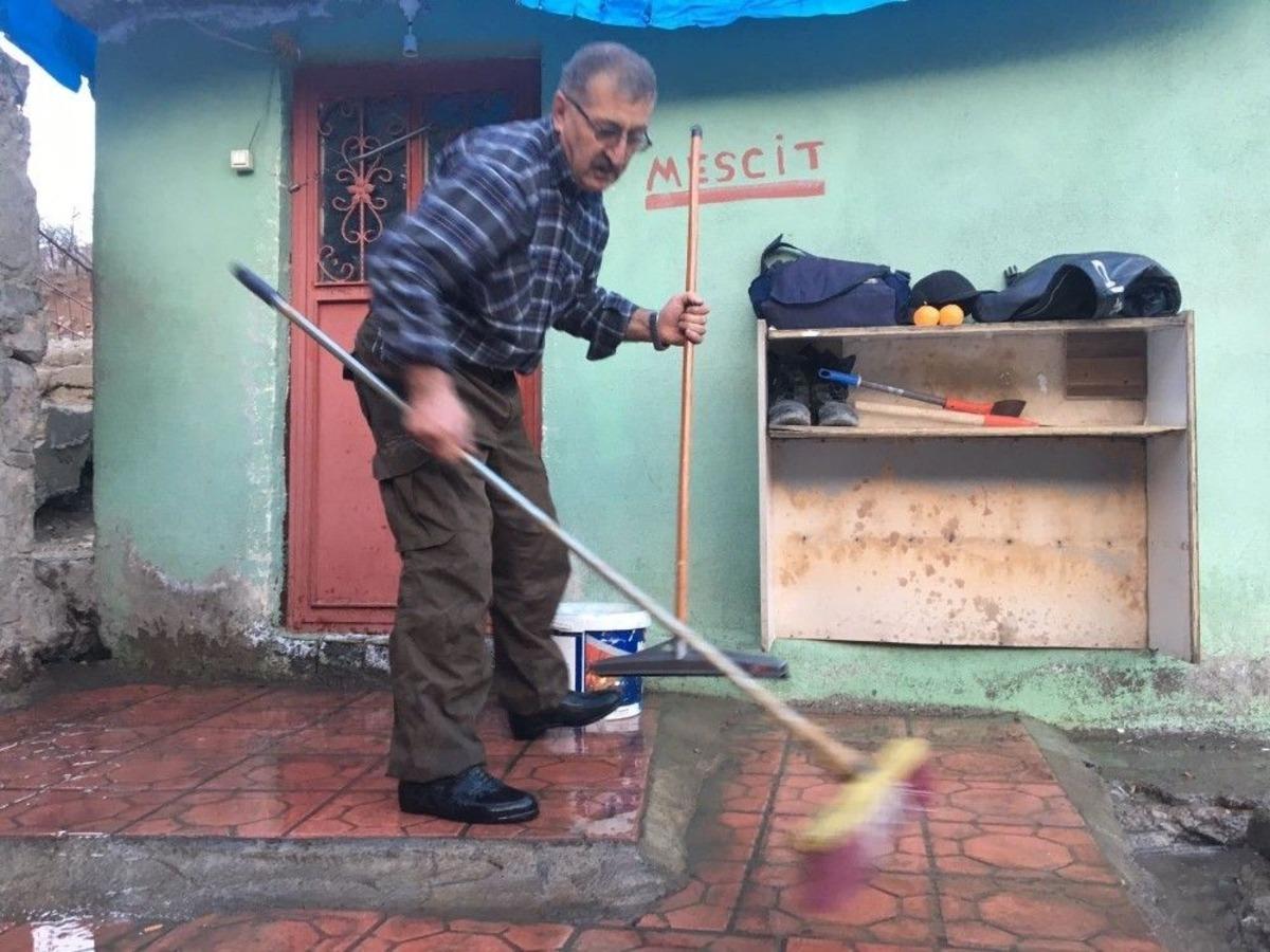 Kaplıcaya G&ouml;z&uuml; Gibi Bakıyor