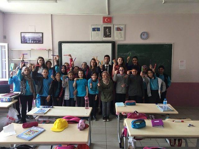 Kaü’lü Öğretmen Adayları Öğrencilere 600 Ayraç Dağıttı