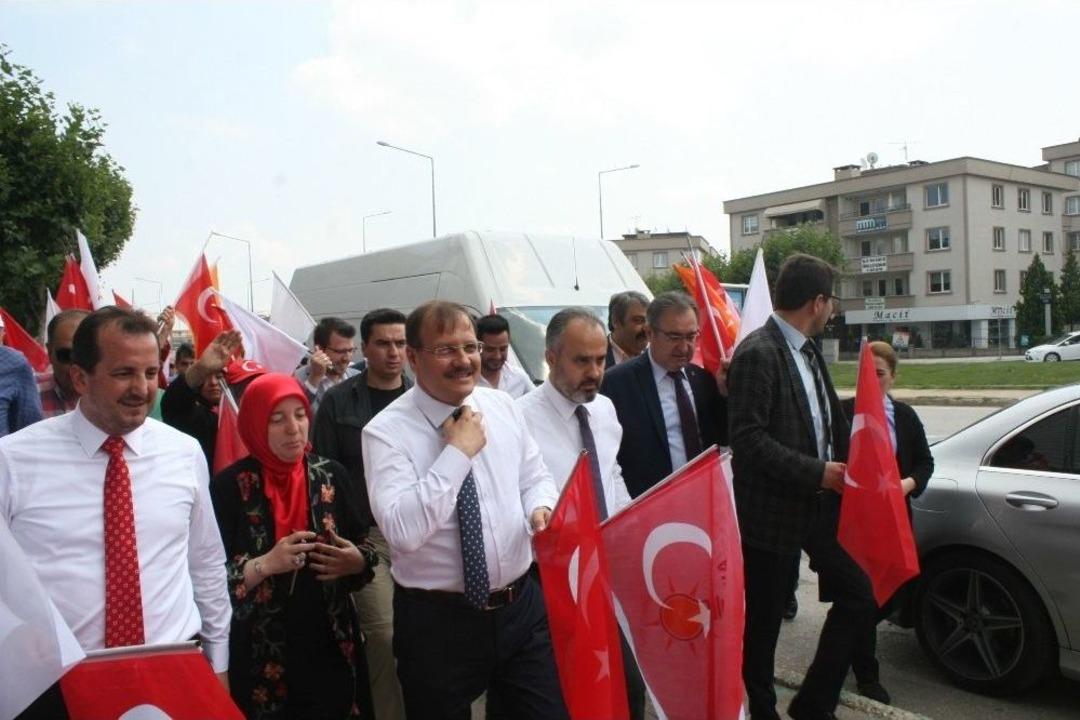 Ak Partililer Sevgi Y&uuml;r&uuml;y&uuml;ş&uuml;nde Buluştu