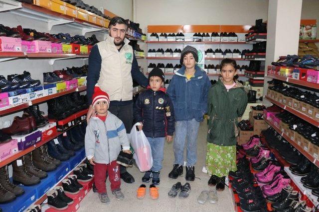 Van Umut Kervanından 600 Kişiye Ayakkabı Yardımı