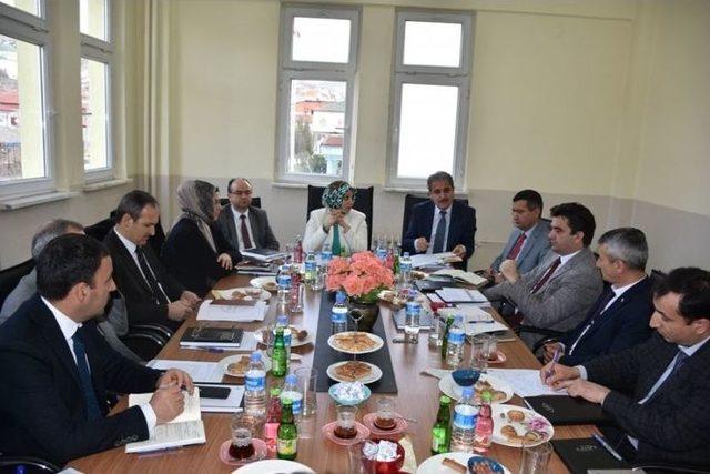 İl&ccedil;e Milli Eğitim M&uuml;d&uuml;rleri Toplantısı G&ouml;lpazarı&rsquo;nda Yapıldı 1