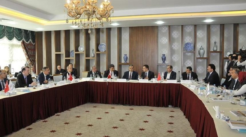 Sel&ccedil;uk &Uuml;niversitesinde, &Uuml;niversitesi-sanayi İşbirliği Konuşuldu