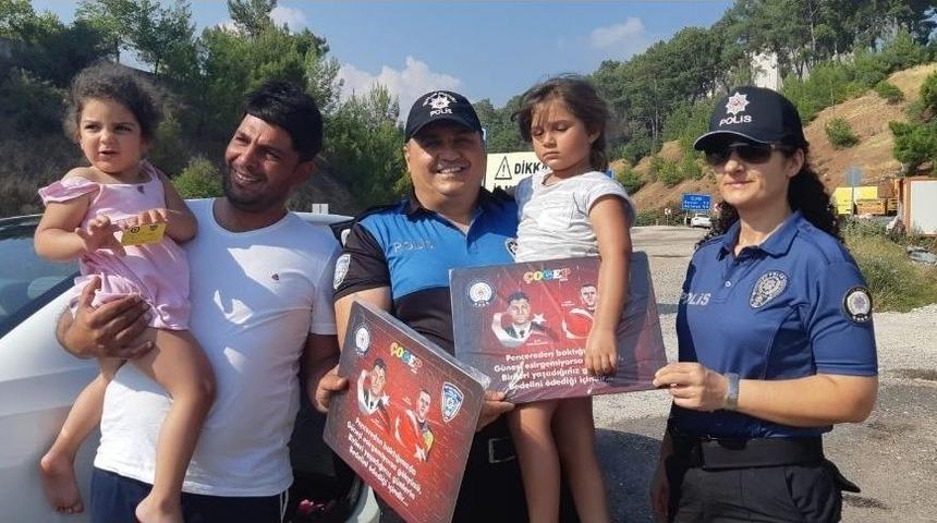 Polis Yol Denetimlerinde Çocuklara Hediye Veriyor