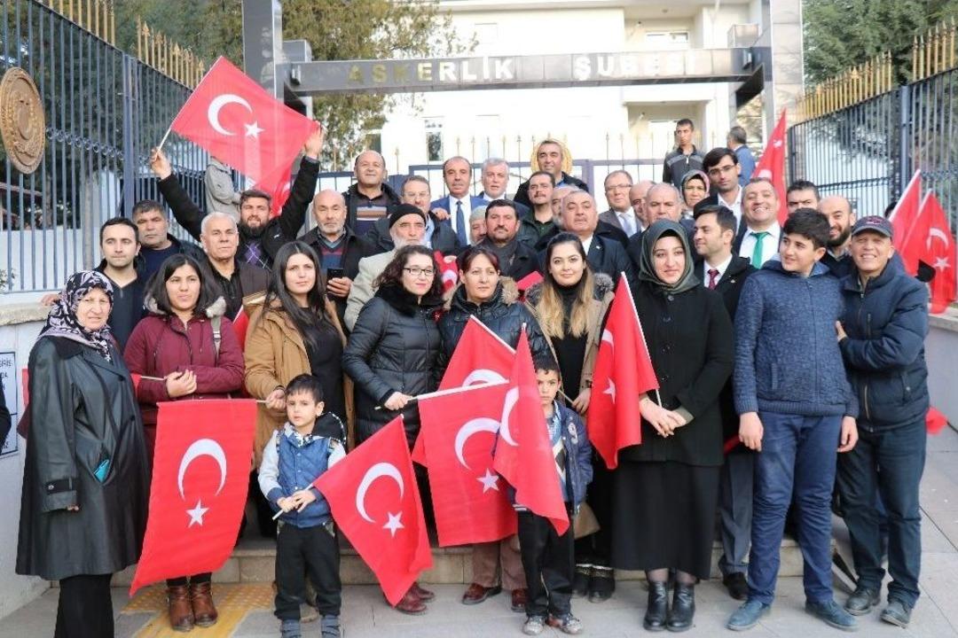 Mehmet&ccedil;iğe Kurban Keserek Dua Ettiler