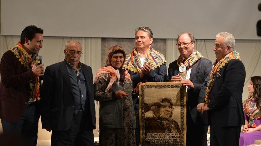 Mehmet&ccedil;iğe Kurban Kesen D&ouml;nd&uuml; Deveci&rsquo;ye &lsquo;yılın Y&ouml;r&uuml;k Anası&rsquo; &Ouml;d&uuml;l&uuml;