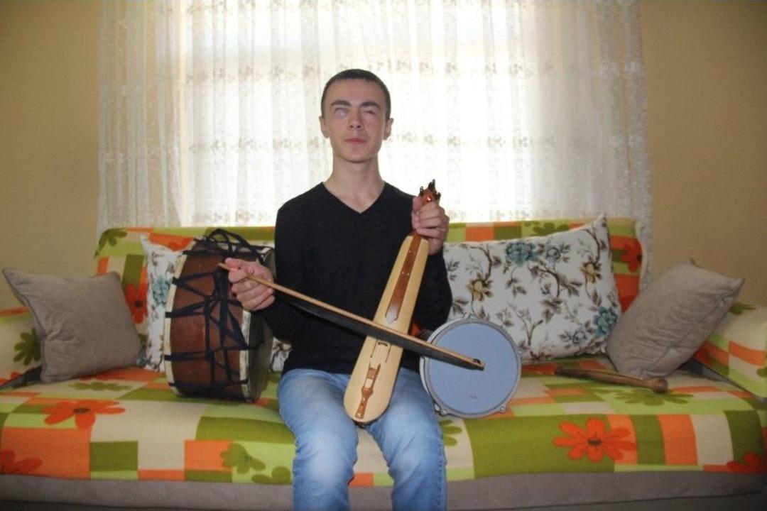 (&ouml;zel Haber) Doğuştan G&ouml;rme Engelli Emirhan, &Ccedil;aldığı Kemen&ccedil;eyle Hayran Bırakıyor