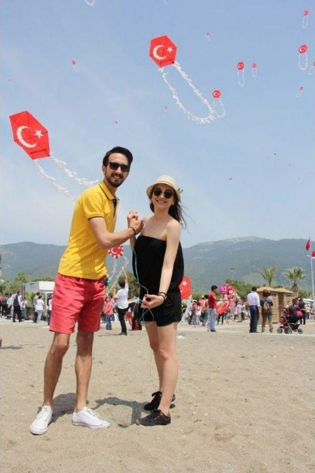 Menderes&rsquo;te 1 Mayıs Coşkusu G&ouml;klerde 2