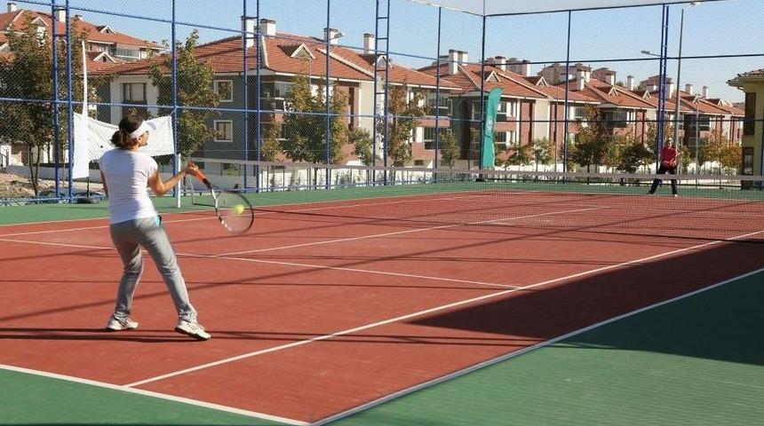 Odunpazarı&rsquo;ndan Gen&ccedil;lere &Uuml;cretsiz Tenis Dersleri
