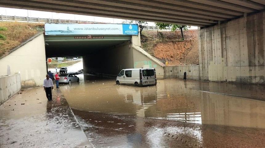 Sancaktepe&rsquo;de Alt Ge&ccedil;itte Su Baskını: 1 Ara&ccedil; Mahsur Kaldı