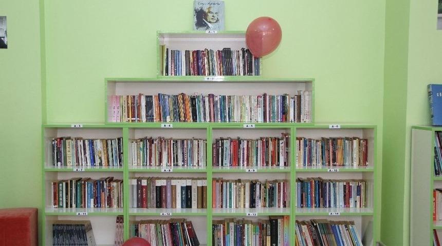 Kırşehir Emniyetinden Akpınar İl&ccedil;esine &rsquo;z K&uuml;t&uuml;phane&rsquo;