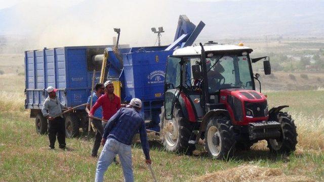 Gercüş’te Saman Fiyatı Yükselince Çiftçiler Kendi Samanlarını Üretmeye Başladı