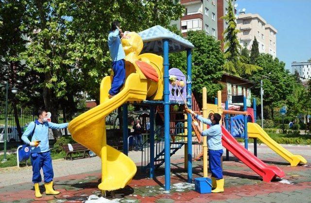 Bağcılar&rsquo;da &Ccedil;ocuk Oyun Grupları Dezenfekte Edilerek Hijyenik Hale Getirildi 1