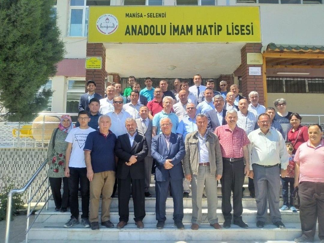 Selendi İmam Hatip Mezunları Yıllar Sonra Tekrar Buluştu