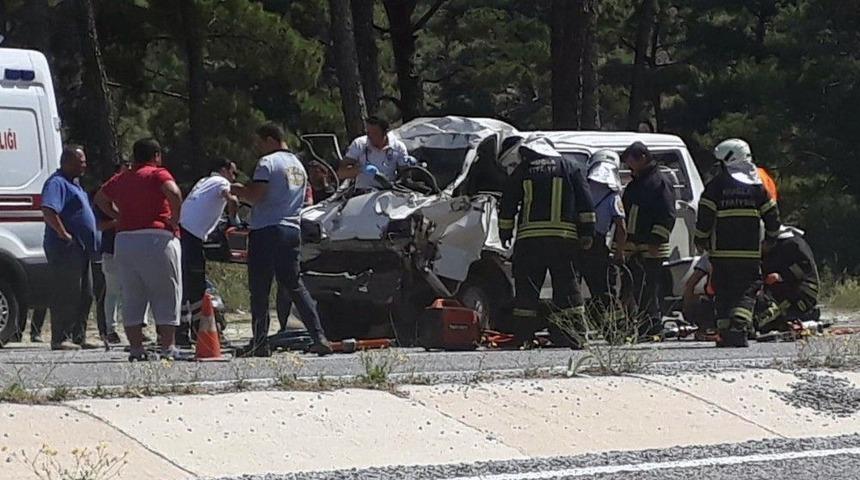 Kamyonet S&uuml;r&uuml;c&uuml;s&uuml; Olay Yerinde Yaşamını Yitirdi