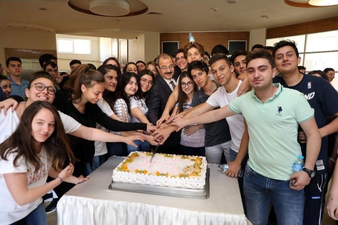 Adil Sani Konukoğlu&rsquo;ndan &Ouml;ğrencilere &Ouml;neriler