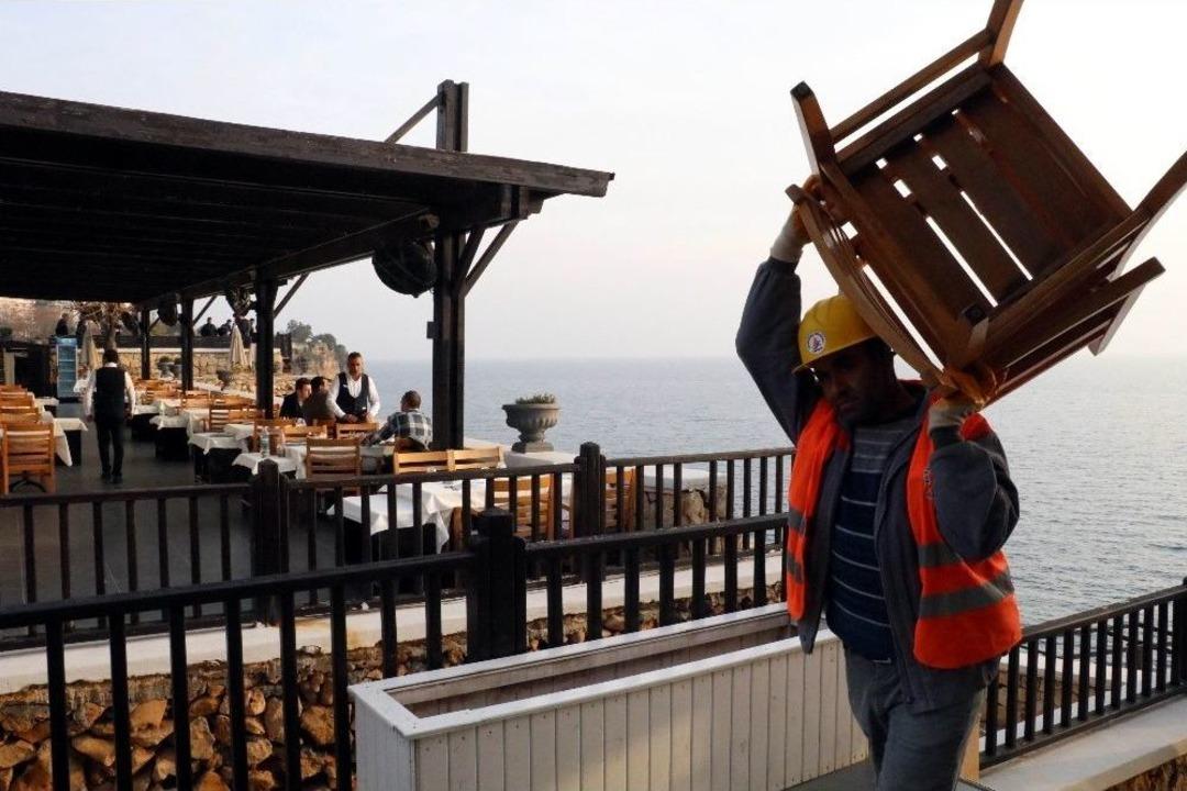 &Uuml;nl&uuml; Restoranda Yıkım Manzaralı Akşam Yemeği