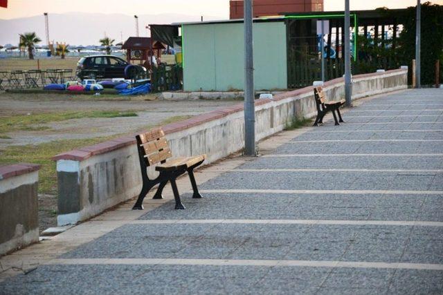 Ayvalık Belediyesi’nden Sarımsaklı Sahil Bandına Bank Ve Oturma Grupları