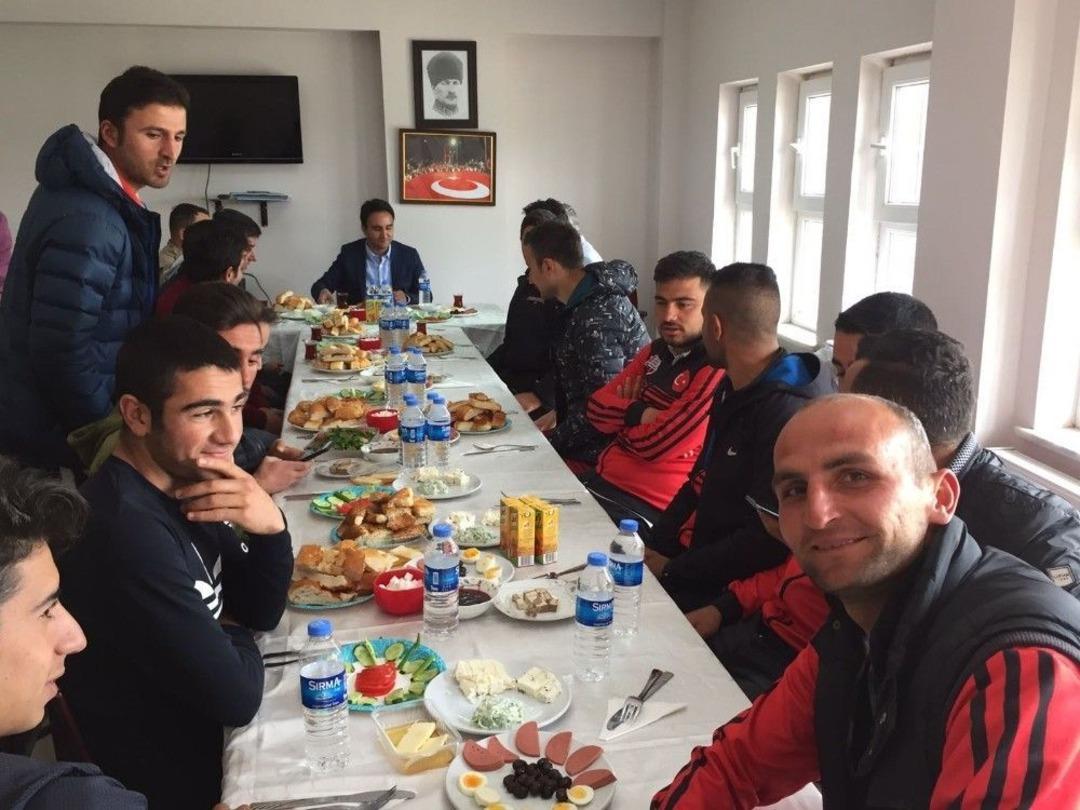 Kaymakam Dundar Destek Verdi, Galibiyetle Sahadan Ayrıldılar