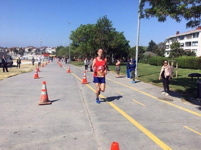 Omurilik Felcine Dikkat &Ccedil;ekmek İ&ccedil;in Koştular 1