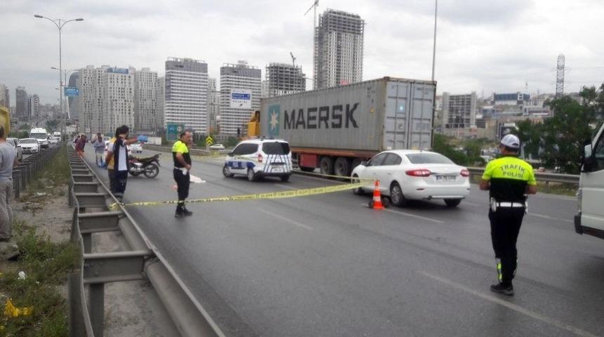 Beylikd&uuml;z&uuml;n&rsquo;nde Tır, Sıkıştırdığı Motosikletin &Uuml;zerinden Ge&ccedil;ti