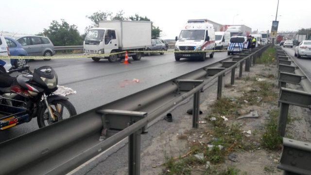 Beylikdüzün’nde Tır, Sıkıştırdığı Motosikletin Üzerinden Geçti