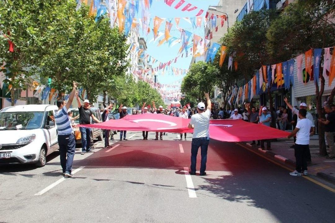 Mhp&rsquo;den Ak Parti&rsquo;ye Bayrak Jesti