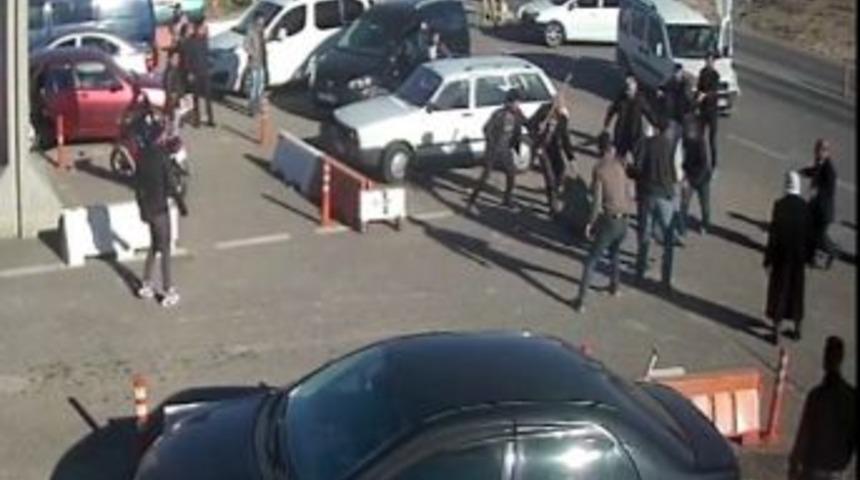 Jandarma Karakolu &Ouml;n&uuml;ndeki Sopalı Kavganın G&ouml;r&uuml;nt&uuml;leri Ortaya &Ccedil;ıktı