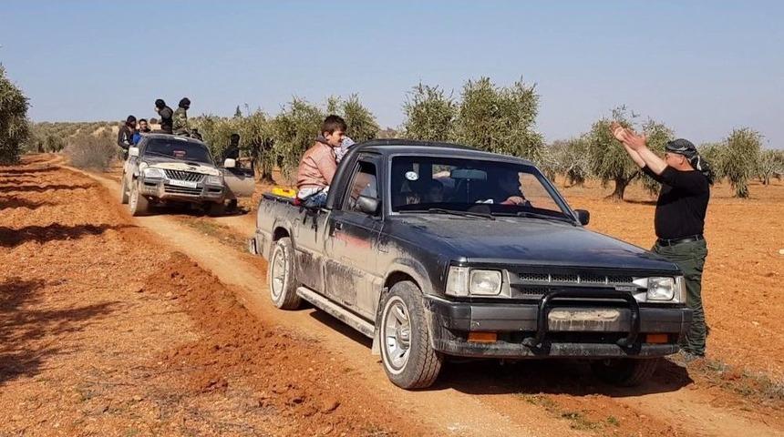 Suriyeliler &Ccedil;atışma B&ouml;lgesinden G&uuml;venli Yerlere Ka&ccedil;ıyor