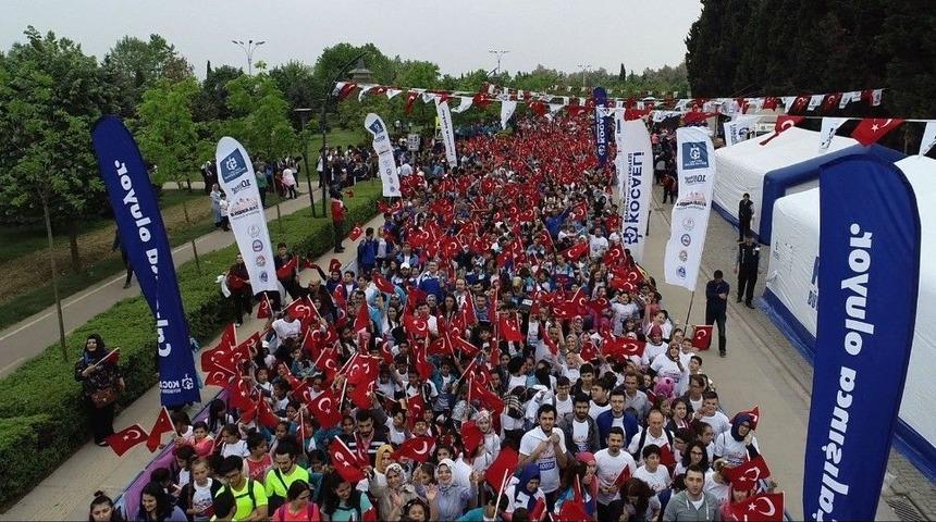 10 Binlerce Kişi Kocaeli&rsquo;de 10. Kez Kitaba Koştu