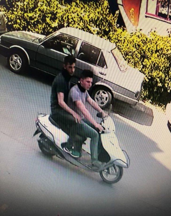 Çalıntı Motosikletle Kapkaç Yaparken Kameralara Yakalandılar