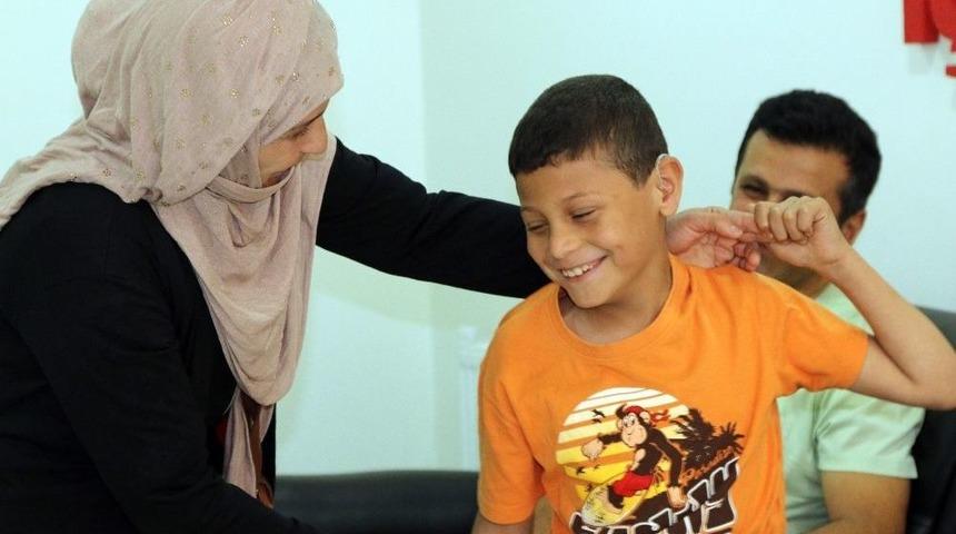 Suriyeli &Ccedil;ocuk, 4 Yıl Sonra İlk Kez Duydu