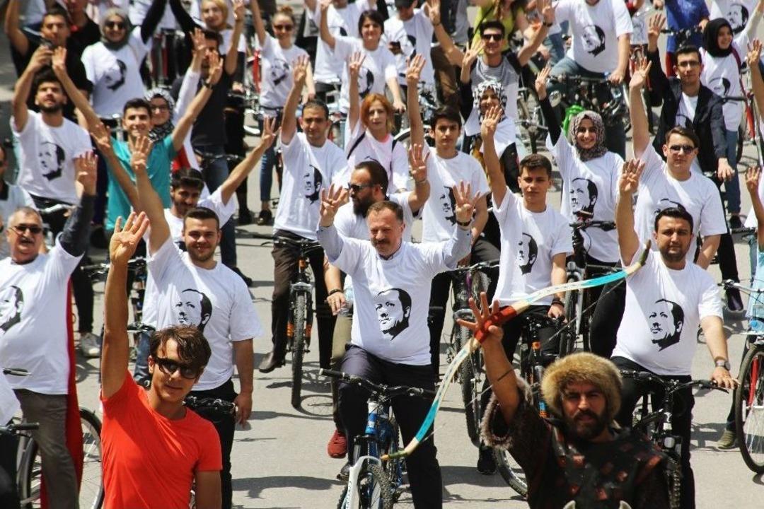 Ak Gen&ccedil;likten Bisikletli Şehir Turu