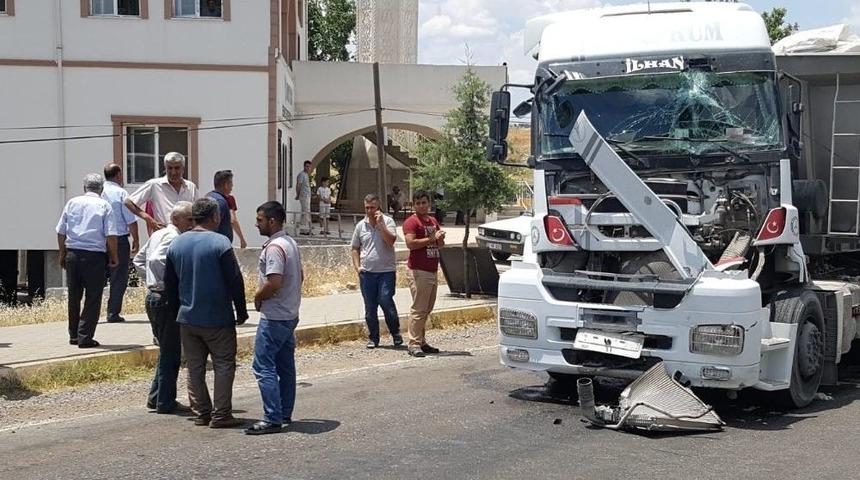 Tır &Ouml;nce Otomobile Sonra Kamyona &Ccedil;arptı