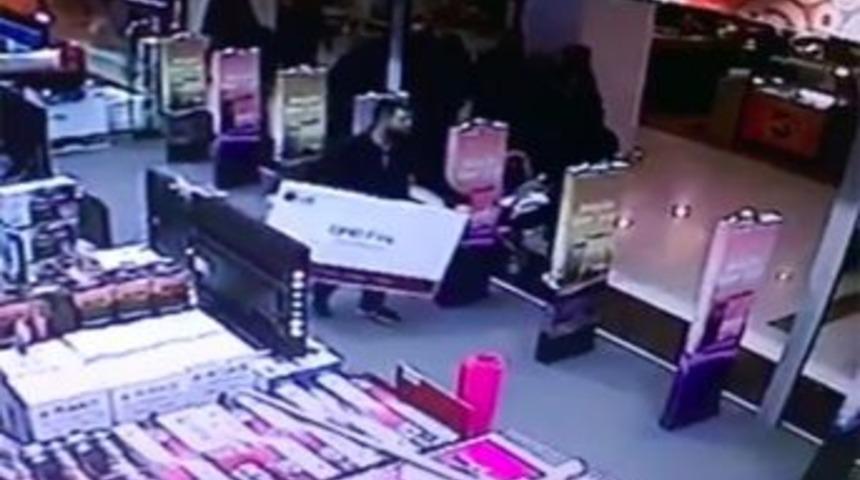 Mağazada Herkesin G&ouml;z&uuml; &Ouml;n&uuml;nde Dev Televizyonu &Ccedil;aldı