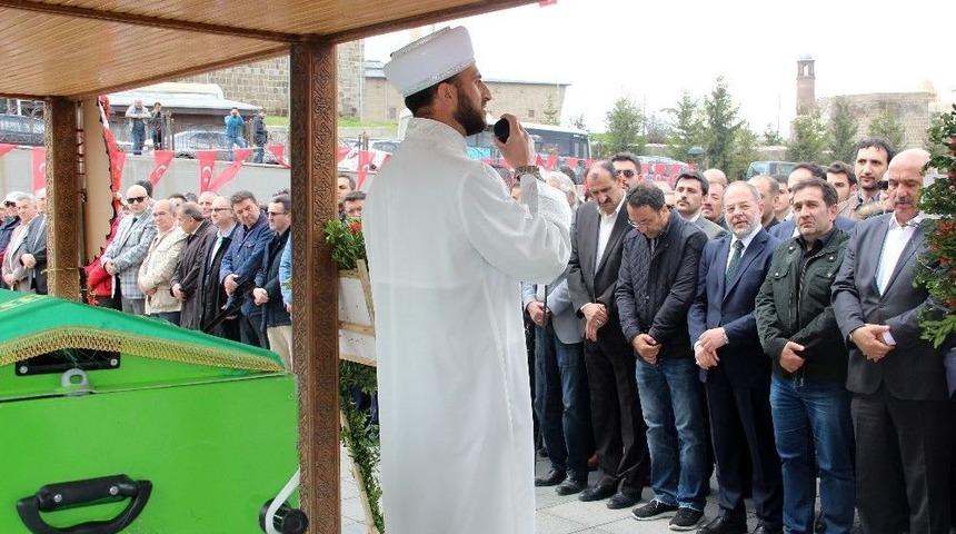 Gazeteci Narmanlıoğlu, Son Yolculuğuna Uğurlandı