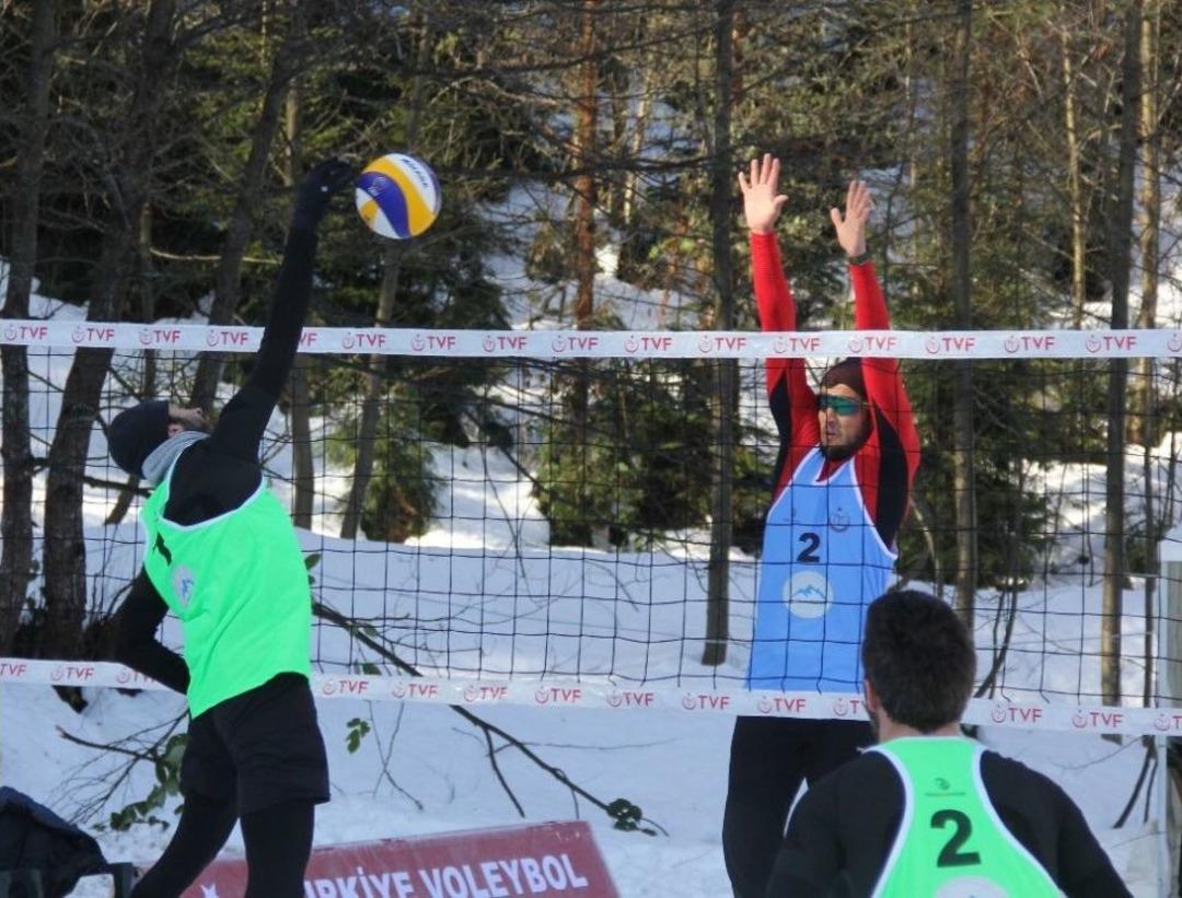 Artvin&rsquo;de Kar Voleybolu Heyecanı Başladı