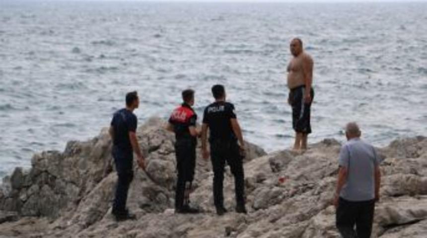 Denizde Y&uuml;zerken Boğulma Tehlikesi Ge&ccedil;irdi