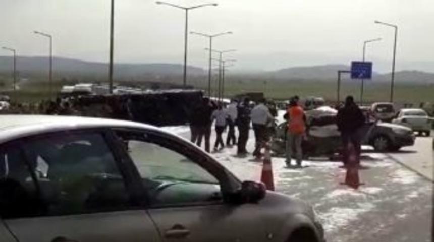 2 Kişinin &Ouml;ld&uuml;ğ&uuml; Zincirleme Kaza Sonrası Yaşananlar Cep Telefonuyla Kaydedildi