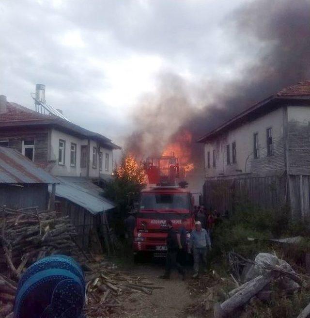 Kastamonu’da Halen Devam Eden Yangında 6 Ev Yandı