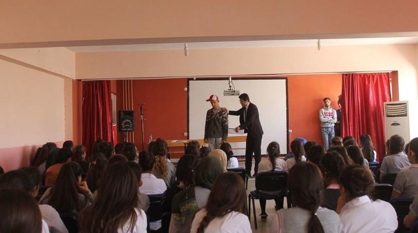 Silopi&rsquo;de Madde Bağımlıları İle İlgili Tiyatro Sahnelendi