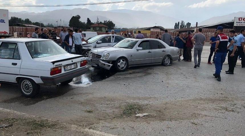 Tosya&rsquo;da İki Otomobil Kafa Kafaya &Ccedil;arpıştı