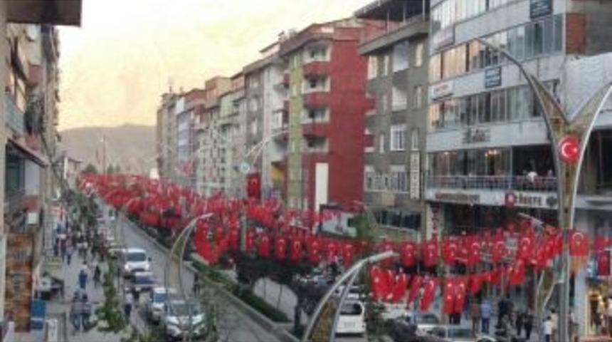 Hakkari T&uuml;rk Bayrakları İl Işıldıyor