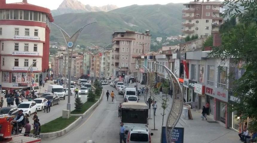 Partilerin Bayrakları Yasaklar Kapsamında S&ouml;k&uuml;ld&uuml;