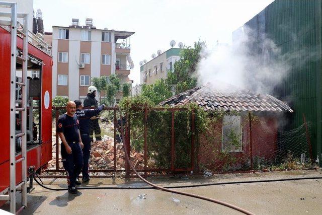 Antalya’da İzolasyon Malzeme Deposundaki Yangın Korkuttu