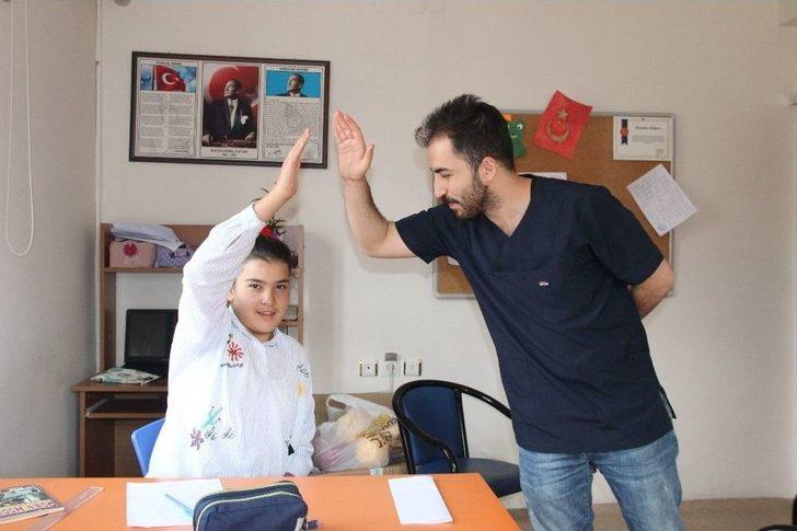 (düzeltme) Serebral Palsi Hastası Merve Annesinin Azmiyle Konuşmaya Başladı G1