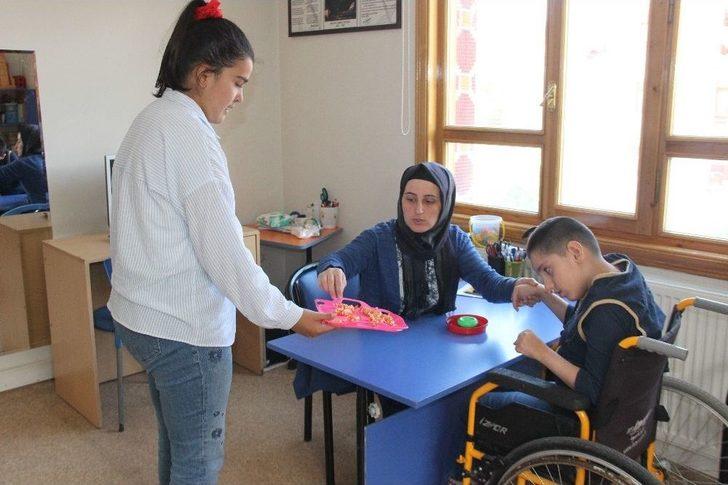(düzeltme) Serebral Palsi Hastası Merve Annesinin Azmiyle Konuşmaya Başladı G3